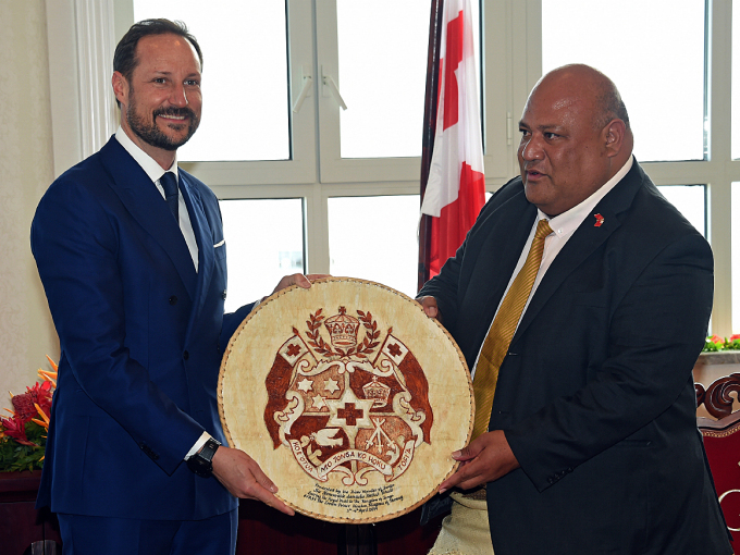 The Crown Prince received Tonga’s coat of arms as a gift when he met Deputy Prime Minister Semisi Sika. Photo: Sven Gj. Gjeruldsen, The Royal Court